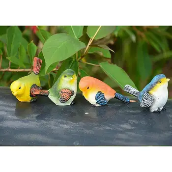 4 штуки декоративных фигурок птиц из искусственных перьев.