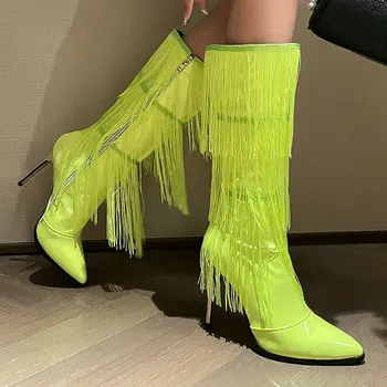 Женская обувь из лакированной искусственной кожи ярко-неоново-желтого цвета с острым носком на супертонких высоких каблуках, сапоги до колена с бахромой и кисточками