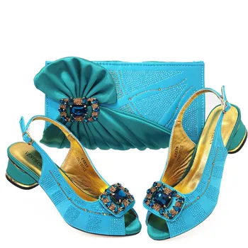 Модные новые темно-синие туфли на каблуках с острым носком и разноцветными стразами различной формы, женская обувь и сумка