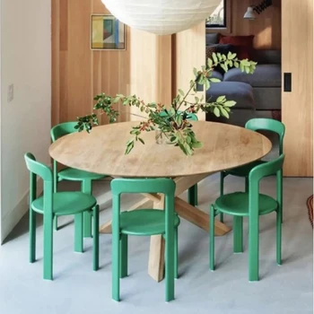 Современные бытовые стулья из массива дерева Модные обеденные столы и стулья можно дополнять красными сетчатыми табуретками для переодевания